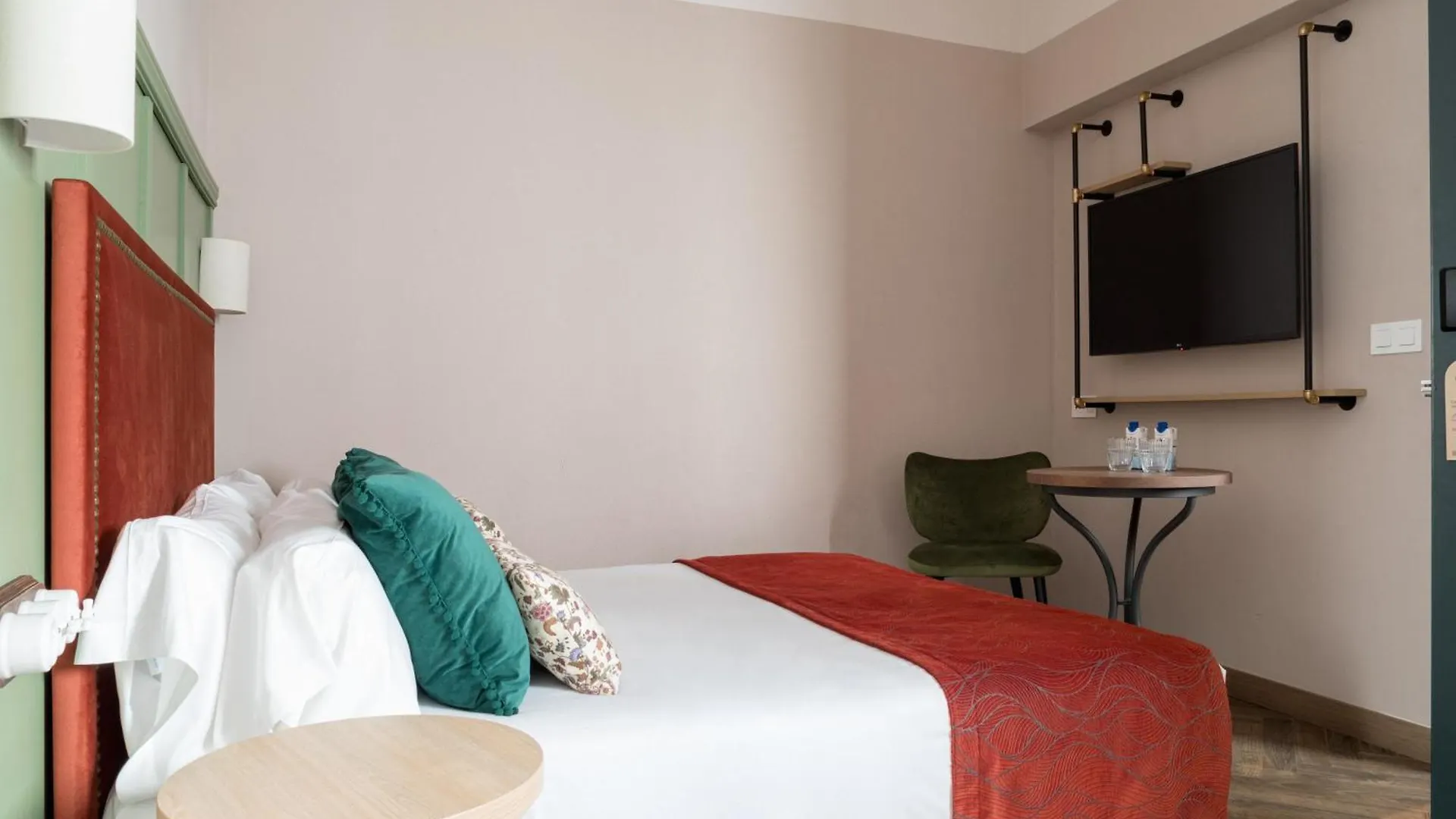 The Honest Hotel & Apartments Sevilla
