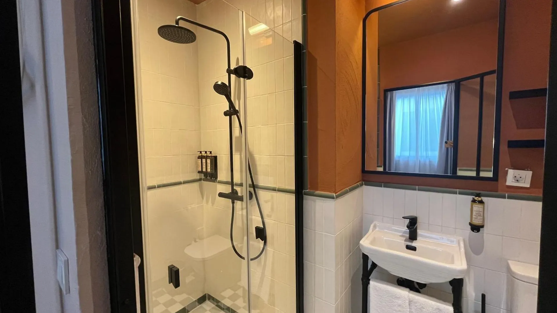 The Honest Hotel & Apartments Sevilla 4*,