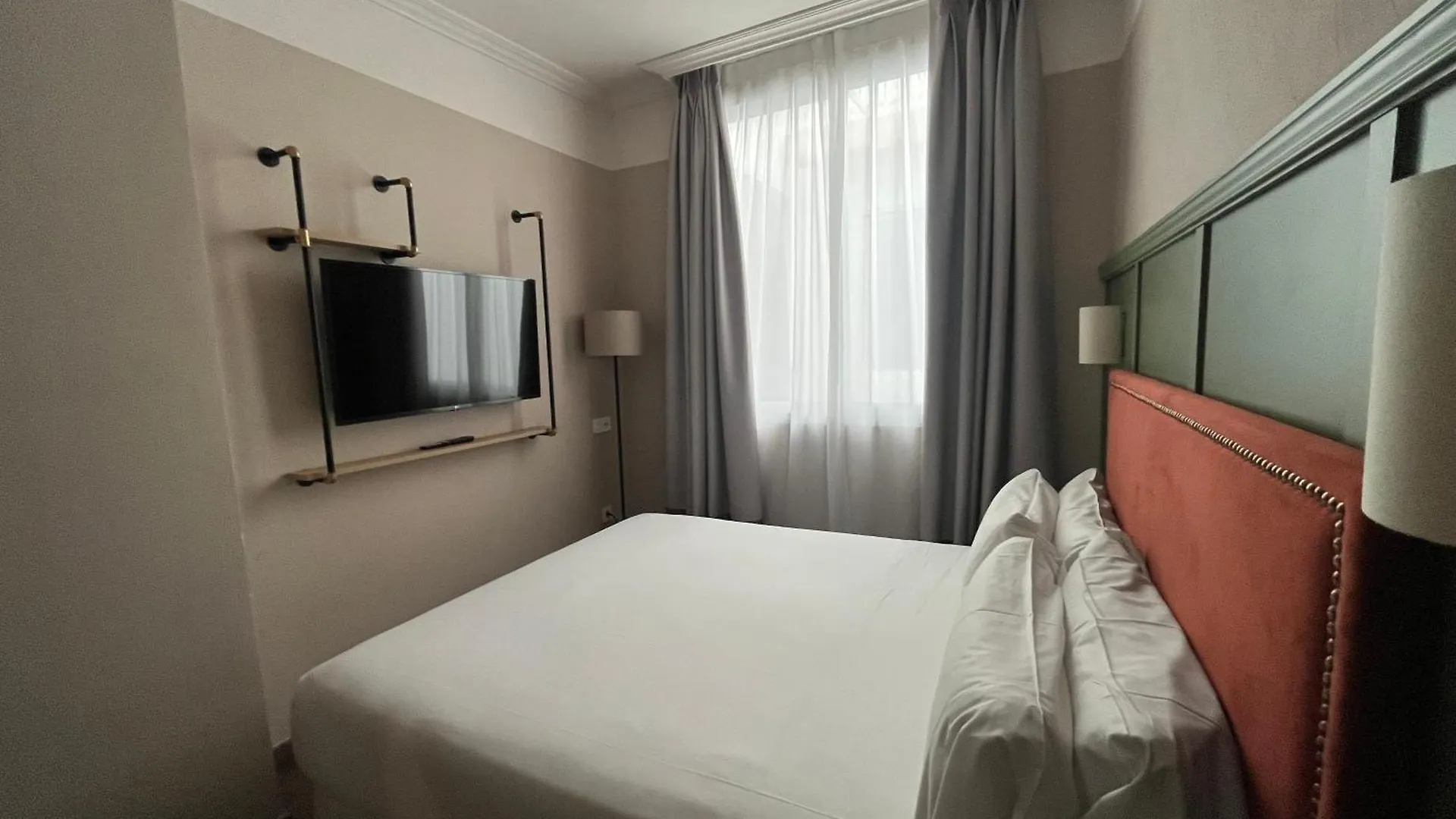The Honest Hotel & Apartments Sevilla 4*,