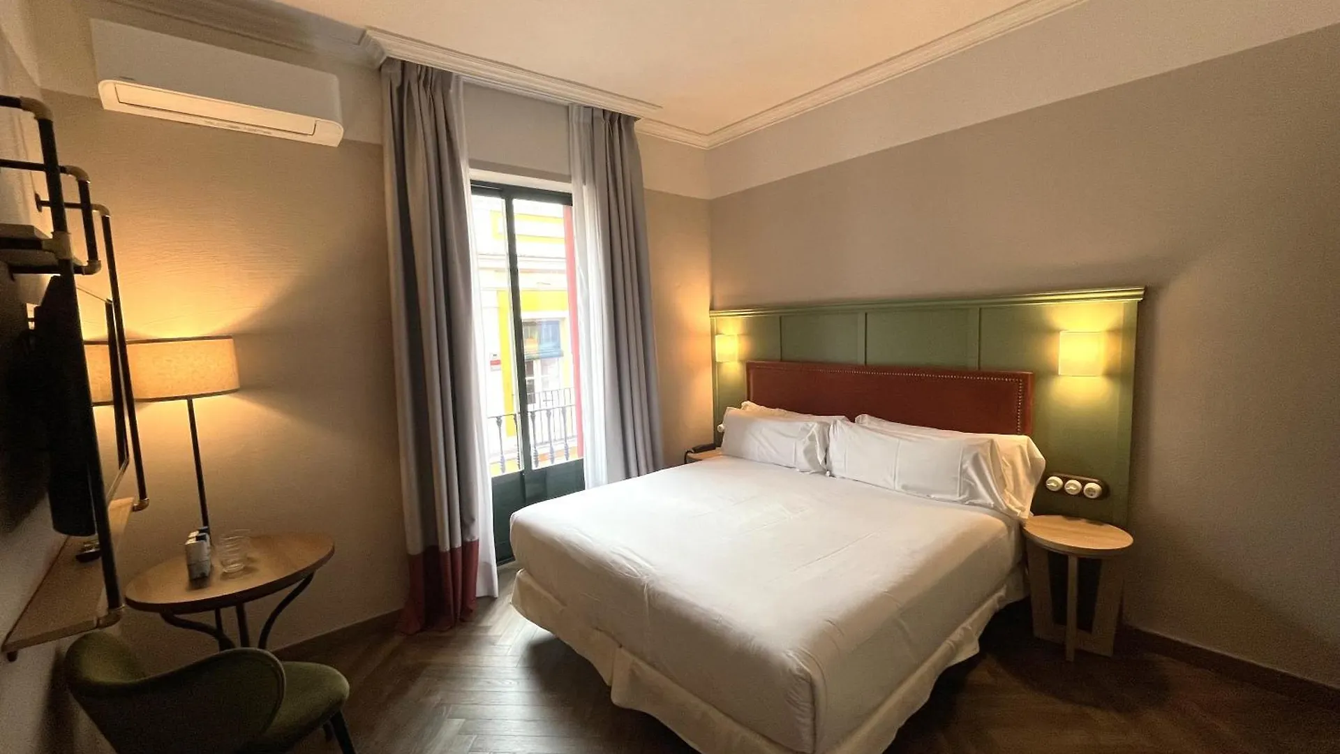 The Honest Hotel & Apartments Sevilla 4*,  Spanien
