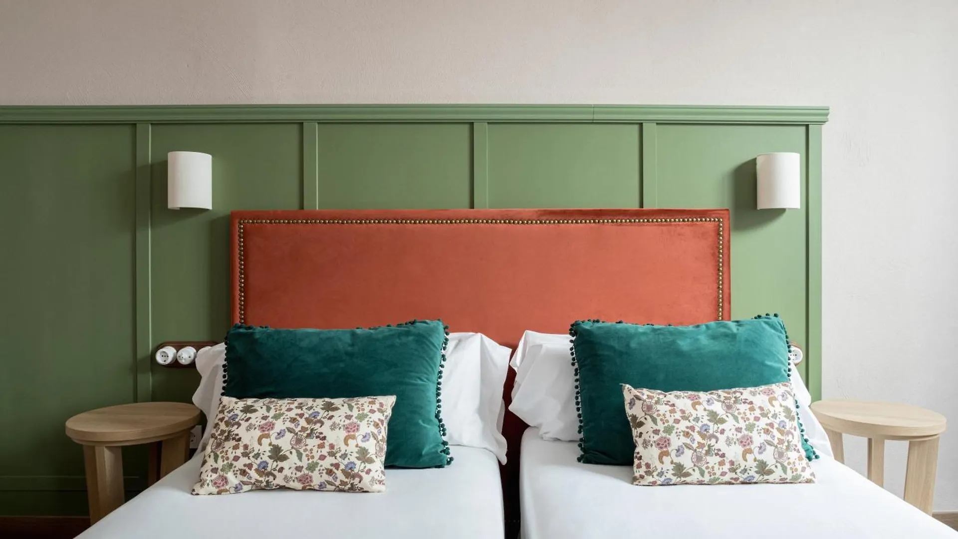 The Honest Hotel & Apartments Sevilla 4*,