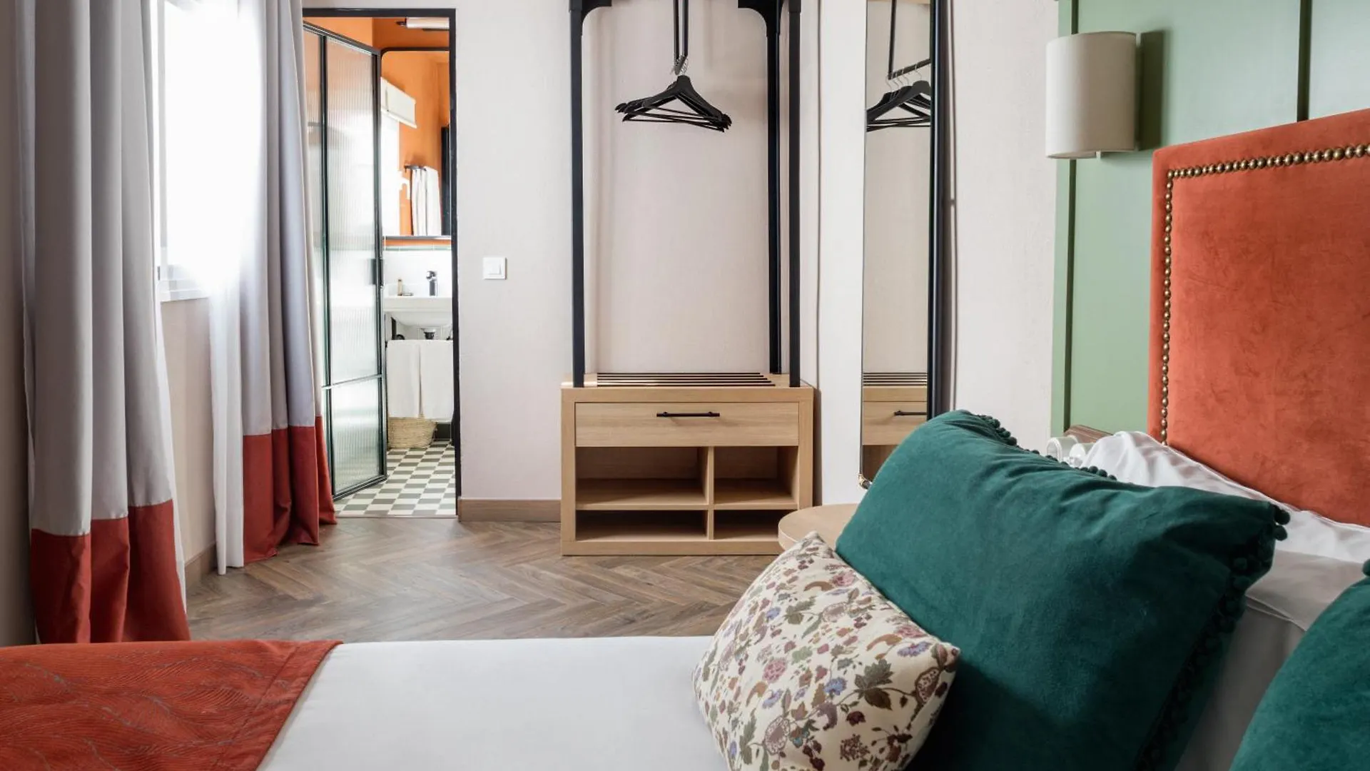 The Honest Hotel & Apartments Sevilla 4*,